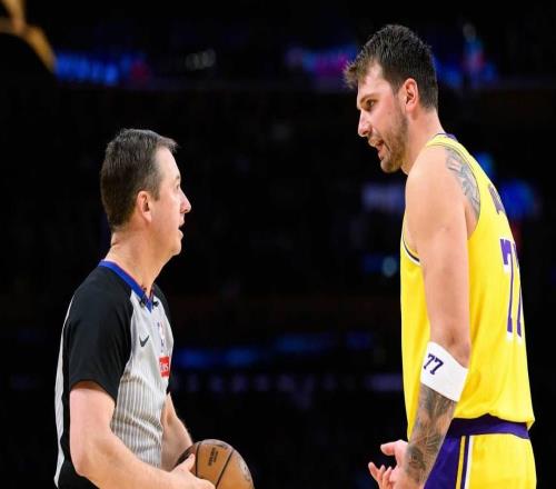 起雞皮疙瘩了，湖人隊東契奇在史詩般戰勝掘金隊后被現場球迷感動