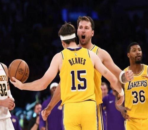 詹皇吹爆里夫斯那是大師級(jí)的打鐵因?yàn)榇蠹叶枷肓P進(jìn)沒(méi)人會(huì)練罰丟