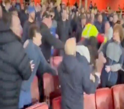 球場暴力！埃弗頓球星怒斥自家球迷：在客場襲擊我的朋友，太丟人