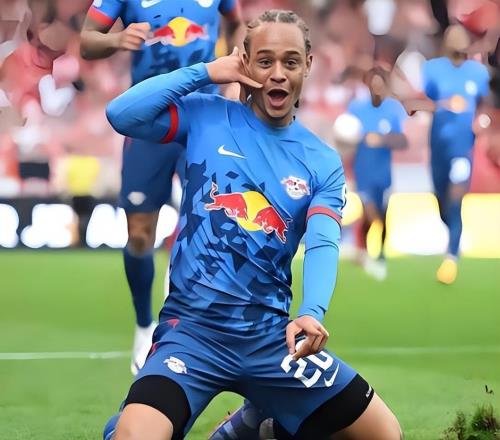 他在申花上賽季一分鐘都沒(méi)上，如今剛轉(zhuǎn)會(huì)新東家就登場(chǎng)，贏得點(diǎn)贊