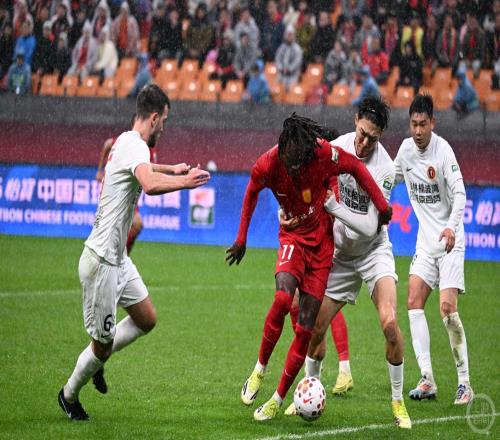 10！肯帕努任意球建功，43000余名球迷見(jiàn)證重慶銅梁龍中超首勝
