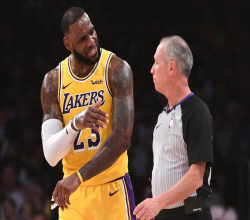 湖人消息：裁判報(bào)告出爐，東里創(chuàng)造歷史，戰(zhàn)火箭出場更新