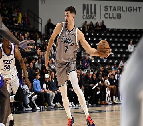 面對騎士展現出了超強的投射能力，強力投手能在獨行俠站穩腳跟嗎