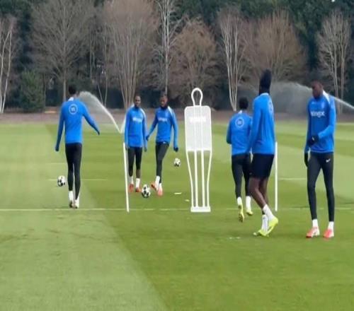 跟隊：埃斯特旺參加了切爾西的公開訓練，里斯、約恩森缺席