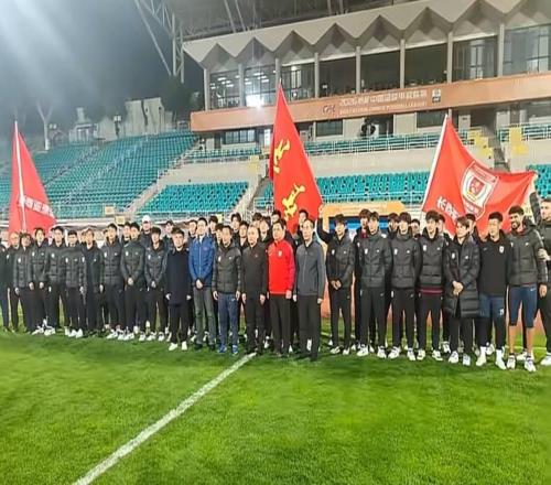 首輪客戰(zhàn)南京城市，亞泰賽前在五臺山體育場開出征儀式