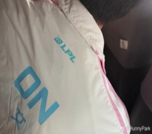 BLG分享選手動態：好朋友睡著了KnightXun怎么隨地大小睡