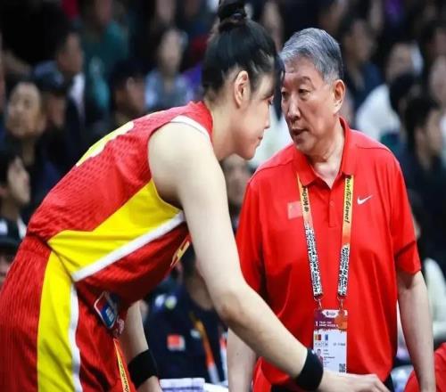 險(xiǎn)勝捷克卻露硬傷！中國(guó)女籃的勝利，為何喜憂參半引熱議