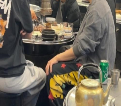 韓國網友曬照烤肉店偶遇T1：沒戴眼鏡的李哥、沒睡醒的peyz