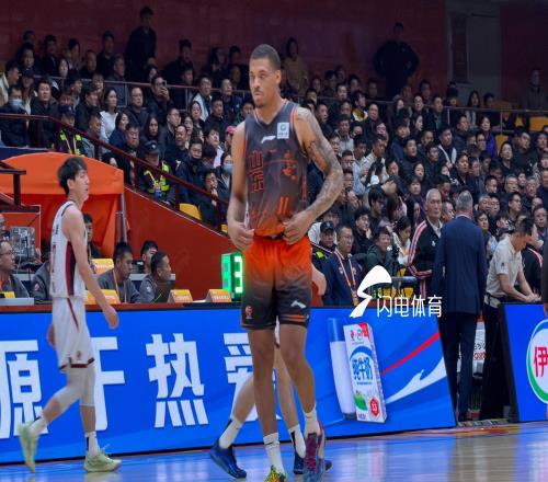 同城兄弟夢幻聯動！泰山隊7名隊員現身觀賽山東高速男籃