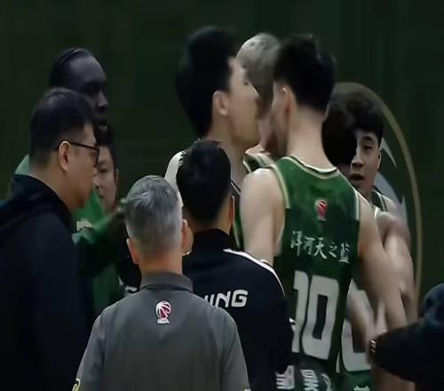 內訌了，郭昊文&趙柏清剛開場就激情對噴，隨后雙雙被DNP