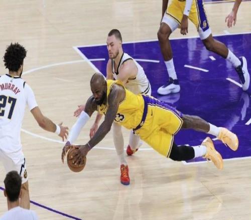 詹姆斯曬傷口照片：那或許是年度最佳倒地救球！疼死了！