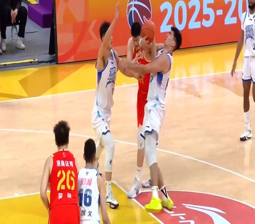 CBA再現暴力傷人！胡金秋慘遭卸胳膊，球迷：要毀了中國籃球嗎