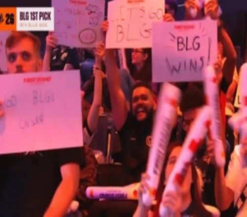 CNKR巴西主場許多觀眾舉著BLG應援牌為其加油