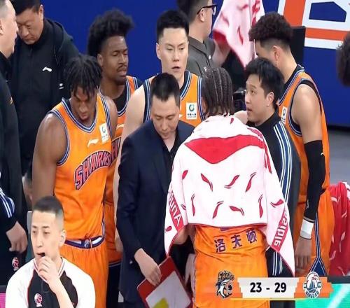 上海男籃8480逆轉(zhuǎn)青島，洛夫頓18+7+5懷特塞德11+15，米奇24+14