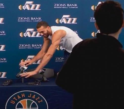 戈貝爾談摸話筒背后的故事竟然渾然不覺已經(jīng)中招新冠_NBA直播