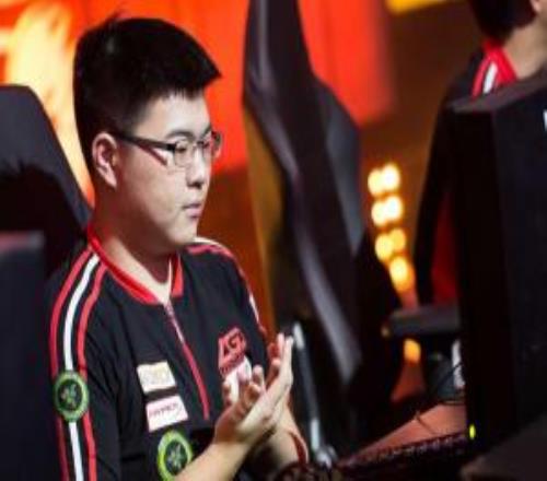 德州之夜網友控訴韋神欠債：玩石頭剪刀布一把最高10w，打牌欠了1000w！