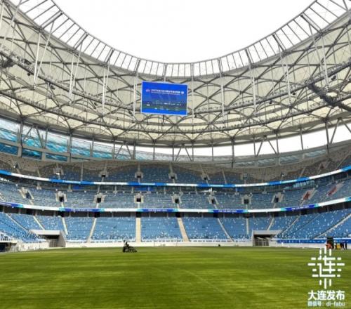 梭魚灣足球場正在積極進行草坪養護等工作，球員通道的地毯已更換為藍色_中超直播