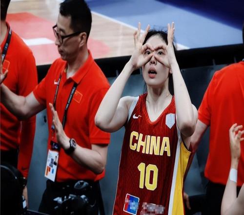 光漂亮有啥用上場6分鐘3失誤大空位不敢投球迷：退出國家隊吧