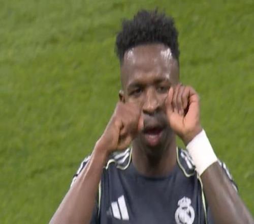 曼城球迷嘲諷丟金球維尼修斯點射破門，做哭泣動作瘋狂打臉！