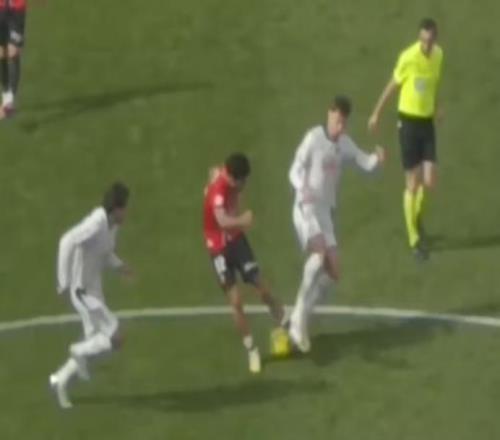 西甲裁判再出離譜誤判：離得近+被提醒，仍堅(jiān)持稱“看不見”