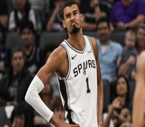 文班：全員得分靠無(wú)私分享球，打季后賽對(duì)我來(lái)說(shuō)仍是一個(gè)夢(mèng)想