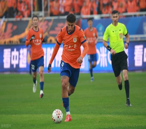 意外！克雷桑領銜多位泰山球員公開現身山東男籃主場，贏得點贊