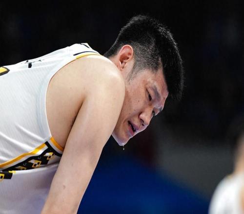 CBA再現(xiàn)暴力傷人！胡金秋慘遭卸胳膊，球迷：要毀了中國籃球嗎