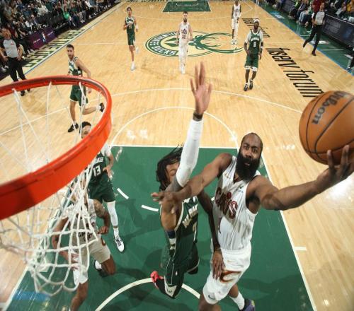 哈登轟27+5+6強勢回暖！騎士拒雄鹿逆轉莫布利27+15米切爾14中4