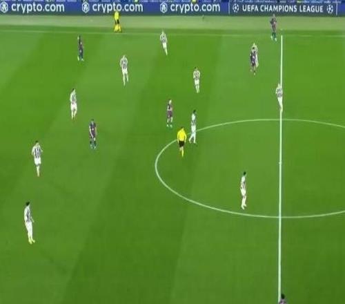 何意味在26落后的情況下，紐卡派上博特曼改打五后衛