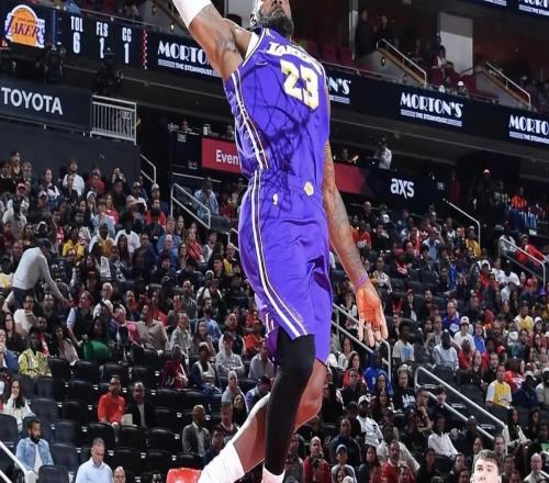 詹姆斯14投13中追平生涯單場命中率紀錄，上一次是2013年