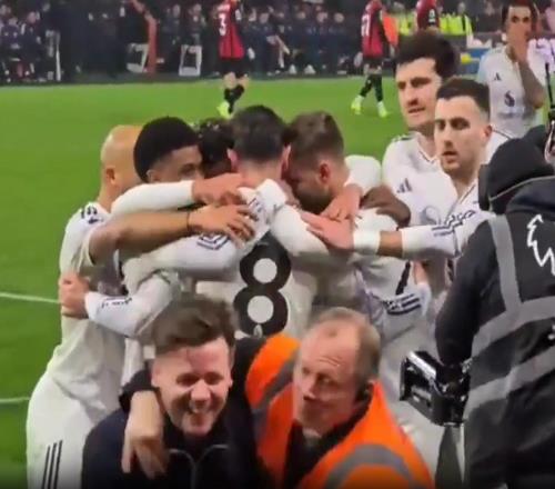 一球迷在曼聯球員慶祝時混入其中和B費擁抱，達洛特神情疑惑