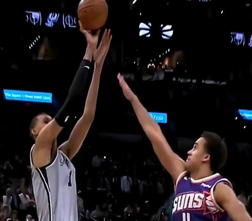 隨著馬刺絕殺，湖人8連勝，西部最新排名出爐！快船4連敗排第8