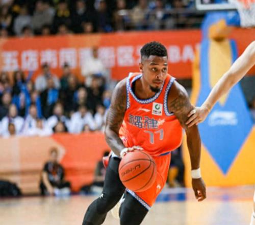 轟38分，帶領(lǐng)魚腩隊(duì)擊敗CBA爭(zhēng)冠球隊(duì)！球迷：比麥考爾香多了