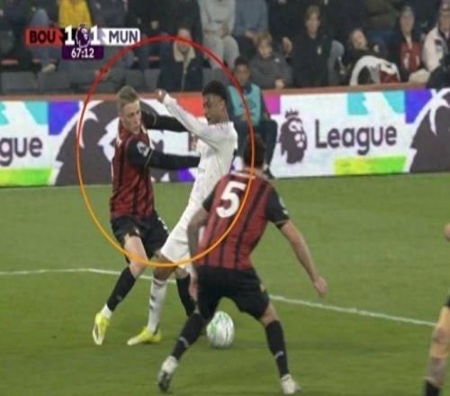 曼聯球迷因VAR判罰炸鍋：迪亞洛禁區內遭犯規未獲點球引發眾怒