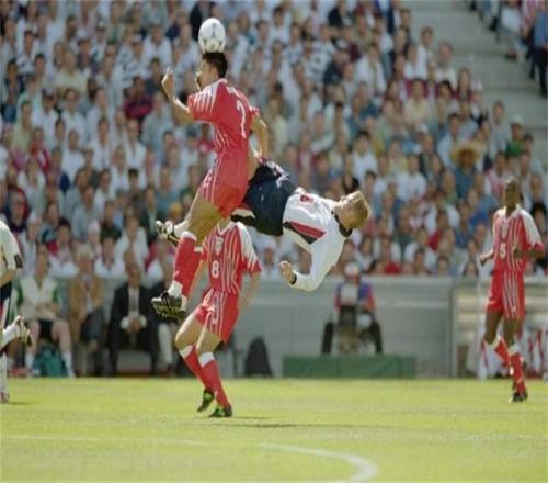 不愛足球的英超名將，耽誤英格蘭卻理直氣壯，還跟隊(duì)友在場(chǎng)上互毆