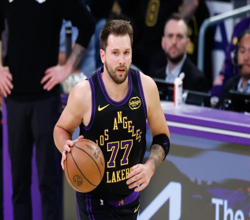 東契奇談背靠背100分累壞了大家都沒休息但我們為勝利拼到最后