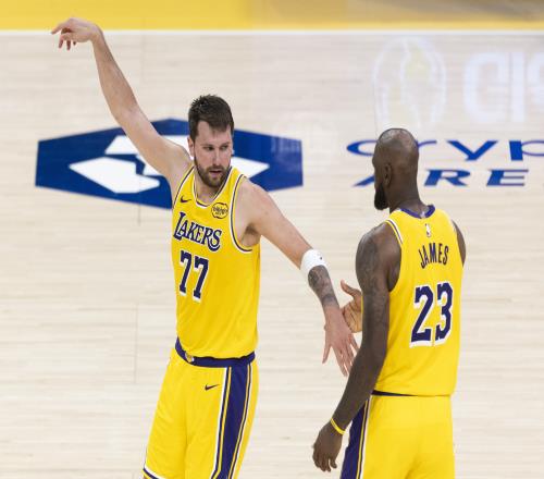 詹姆斯贊揚(yáng)東契奇在第三節(jié)展現(xiàn)出色狀態(tài)第四節(jié)為我們貢獻(xiàn)重要進(jìn)球_NBA直播