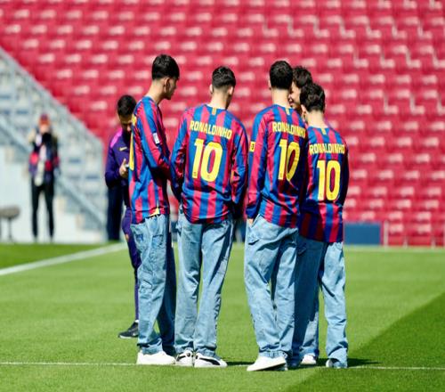 46歲生日快樂!巴薩全隊穿10號致敬小羅:94球5冠1金球