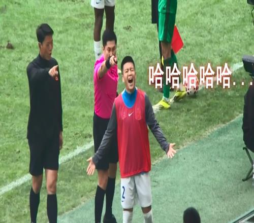 敢質(zhì)疑判罰中超再出名場(chǎng)面：馬寧怒指，申花替補(bǔ)王世龍背身狂笑