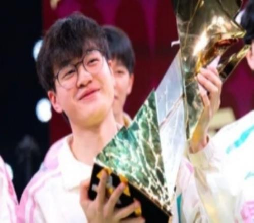 LOL官推分享Xun捧杯照：重回BLG幫助隊伍贏得首個國際賽冠軍