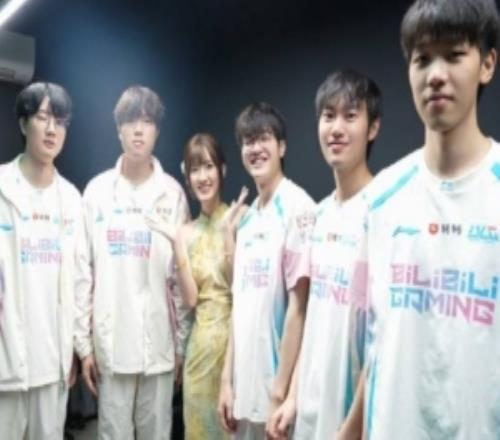 LPL主持夏安分享與BLG隊員慶祝：那一天那一刻那個場景，太幸福了