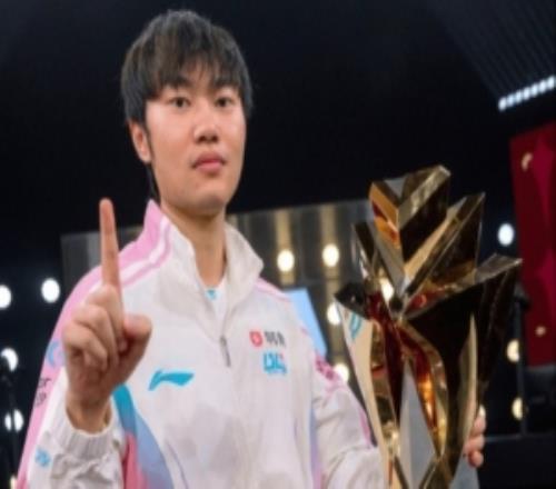 LOL官推分享Knight賽后照片：黃金左手再添一座國際賽事冠軍獎杯