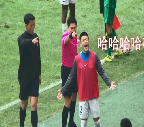 敢質疑判罰中超再出名場面：馬寧怒指，申花替補王世龍背身仰笑