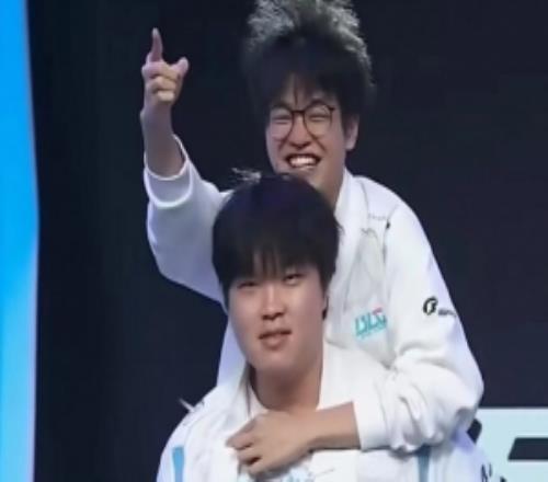 媒體人:BLG雪原雙子世一野加世一上!手大哥混住別搞事奪冠吧