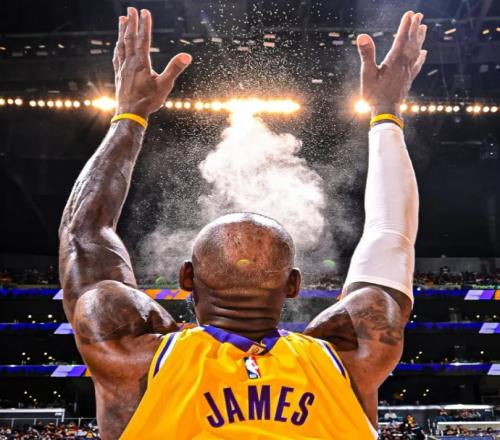 NBA第一人！詹姆斯出場次數(shù)創(chuàng)紀錄，他和NBA歷史36%的球員交過手