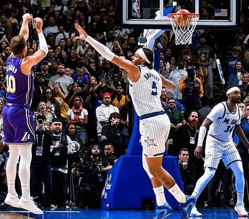 1年內換了3隊，被嘲諷為軟蛋，如今拿著1100萬，卻成聯盟第一射手