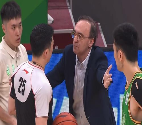 CBA再現笑料！莫蘭德被犯規卻鄢手騏罰球，看完回放取消罰球+球權