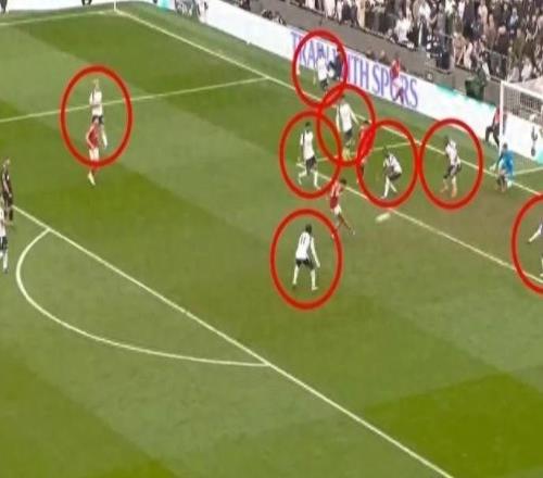 熱刺防線形同虛設，03慘敗森林，球迷怒斥“像小丑”