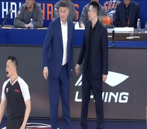 輸上海16分，近6戰(zhàn)4負(fù)！球迷八問杜鋒：你還不主動辭職求你下課