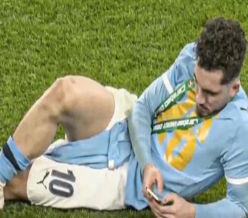 松弛，英聯杯頒獎典禮結束后謝爾基在場內躺著玩手機